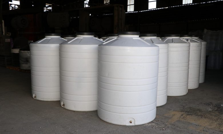 خزانات المياه في السعودية: دليل كامل للأنواع، الأحجام، المواد، التركيب، الصيانة، والعوازل لحلول تخزين مياه آمنة وموثوقة.